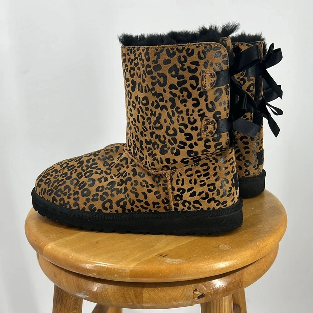 Ugg Australia Bailey Bow Leopard Print black lining Sheepskin Leather Boots 6